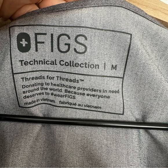 Figs Catarina One Pocket Scrub Top Size Medium Pink Embroidered X NWT - Picture 3 of 6